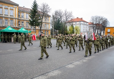 Po zakończonym apelu Orkiestra reprezentacyjna sg schodzi z  placu apelowego w komendzie karpackiego oddziału straży granicznej