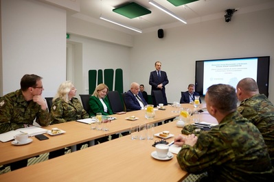 pomieszczenie delegatury Małopolskiego Urzędu Wojewódzkiego w Nowym Sączu. Przy dużym stole siedzą przedstawiciele karpackiego oddziału straży granicznej oraz małopolskiego urzędu wojewódzkiego. Wojewoda stoi i przemawia w tle ekran z prezentacją o małopolskim urzędzie wojewódzkim w krakowie