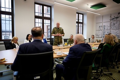pomieszczenie delegatury Małopolskiego Urzędu Wojewódzkiego w Nowym Sączu. Przy dużym stole siedzą przedstawiciele karpackiego oddziału straży granicznej oraz małopolskiego urzędu wojewódzkiego. Komendant karpackiego oddziału sg stoi i przemawia