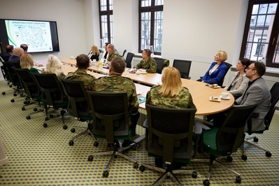 pomieszczenie delegatury Małopolskiego Urzędu Wojewódzkiego w Nowym Sączu. Przy dużym stole siedzą przedstawiciele karpackiego oddziału straży granicznej oraz małopolskiego urzędu wojewódzkiego. w tle ekran z prezentacją o karpackim oddziale straży granicznej w  nowym sączu.