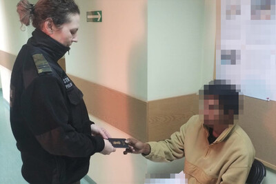 Nie wykonał decyzji o zobowiązaniu do powrotu funkcjonariuszka straży granicznej odbiera paszport od zatrzymanego obywatela Indii.  mężczyzna oczekuje na dalsze czynności służbowe.