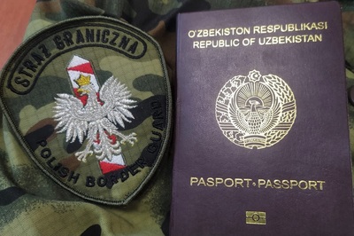 Uzbek nie wykonał decyzji, Mołdawianin przeterminował swój pobyt o 669 dni i był poszukiwany paszport Uzbekistanu w kolorze bordowym ze złotymi napisami i złotym godłem Uzbekistanu. obok emblemat Straży Granicznej na którym jest napis Straż Graniczna poniżej słupek graniczny w kolorze białoczerwonym  oraz orłem białym poniżej napis polish border guard. wszystko położone na mundurze polo straży granicznej.
