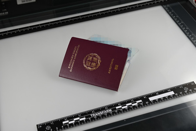 Zatrzymani Albańczyk i Uzbek – jeden posługiwał się fałszywymi dokumentami, a drugi przebywał nielegalnie w Polsce paszport Albanii w kolorze bordowym ze złotymi napisami oraz godłem Albanii.