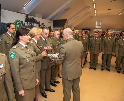 zastępca Komendanta karpackiego oddziału częstujący funkcjonariuszy i pracowników oddziału symbolicznym jajeczkiem wielkanocnym.