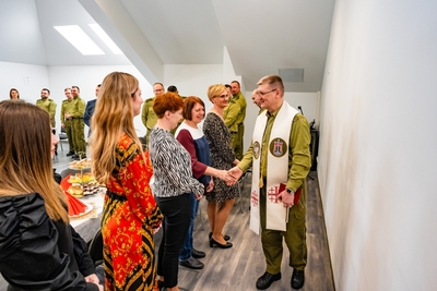 kapelan karpackiego oddziału straży granicznej składający życzenia zebranym podczas spotkania świątecznego. Na spotkaniu są funkcjonariusze straży granicznej oraz pracownicy placówki w Tarnowie.
