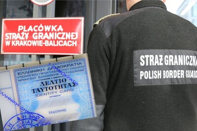 Kolaż zdjęć. U góry po lewej stronie tablica z napisem Placówka Straży Granicznej w Krakowie-Balicach. Po niżej wzór Greckiego dowodu osobistego. Po prawej stoi tyłem funkcjonariusz Straży Granicznej.