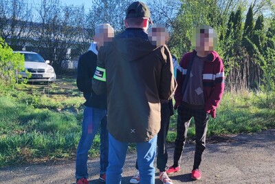 Dwóch obywateli Indonezji nielegalnie w Polsce funkcjonariusz straży granicznej rozmawiający z trzema mężczyznami.