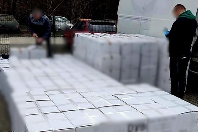 zatrzymany towar znajduję się w białych kartonowych pudłach. ułożone są koło siebie jeden na drugim.