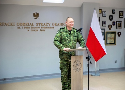 komendant karpackiego oddziału straży granicznej przemawiających do funkcjonariuszy straży granicznej podczas uroczystości.