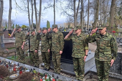 kadra kierownicza oddaje honor ofiarom bitwy niemeńskiej 1920 roku.