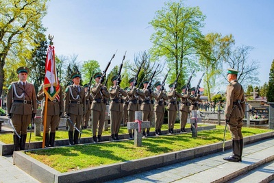 funkcjonariusze kompanii reprezentacyjnej straży granicznej stoją przy kwaterze sybiraków na sądeckim cmentarzu oddają salwę honorową strzelając z broni długiej