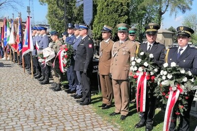 kilkadziesiąt osób uczestników uroczystości stoi przy alejce na cmentarzu komunalnym w nowym sączu