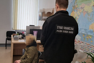 Nepalczyk, Filipińczycy oraz dwoje obywateli Mołdawii zatrzymanych przez tarnowskich funkcjonariuszy SG zatrzymana kobieta siedzi w pomieszczeniu służbowym oczekując na przesłuchanie. pilnuje jej funkcjonariusz straży granicznej.