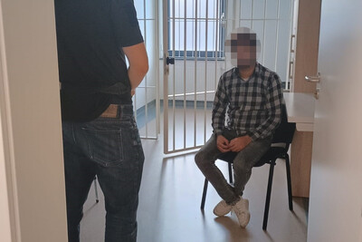 Nepalczyk, Filipińczycy oraz dwoje obywateli Mołdawii zatrzymanych przez tarnowskich funkcjonariuszy SG zatrzymany mężczyzna przebywa w pomieszczeniu służbowym straży granicznej. pilnuje go funkcjonariusz straży granicznej.