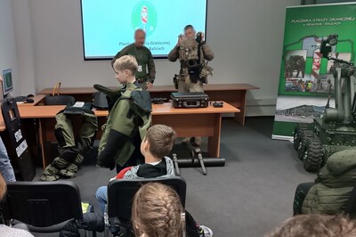 uczestnik spotkania przymierza kombinezon pirotechniczny.