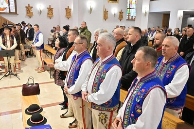 Wnętrze kościoła. Trwa msza święta. Uczestnicy inauguracji stoją. Na pierwszym planie flisacy w strojach regionalnych.