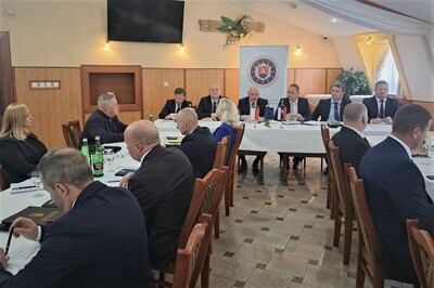 przy ułożonych w podkowę stole siedzą uczestnicy bilateralnego spotkania granicznego