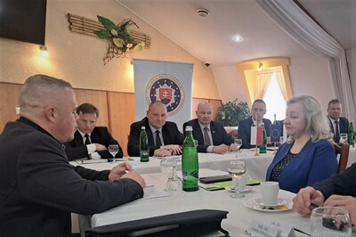 uczestnicy spotkania siedzą przy stole