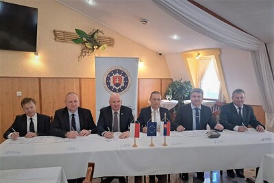 Pełnomocnicy graniczni siedzą przy stole prezydialnym