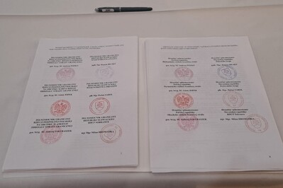 ostatnia strona protokołów podpisywanych przez pełnomocników granicznych z pieczęciami instytucji