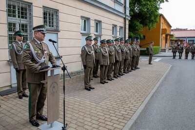 komendant karpackiego oddziału straży granicznej przemawia do zebranych podczas uroczystego apelu.