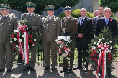 Uczestnicy uroczystości w Nowym Sączu stoją w grupie, wśród nich funkcjonariusze KaOSG