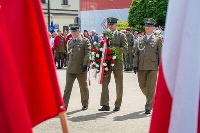 delegacja karpackiego oddziału straży granicznej składa wieniec na placu 3 maja w nowym sączu