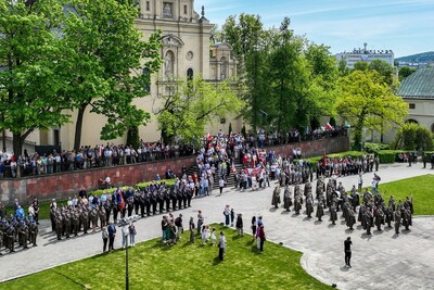 plac przed pałacem biskupim w kielcach. ujęcie z lotu ptaka widać uczestników uroczystości, orkiestrę reprezentacyjną sg, pododdziały służb mundurowych