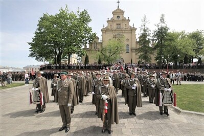 Na tle katedry w kielcach stoi orkiestra reprezentacyjna sg w tle uczestnicy uroczystości rocznicowych