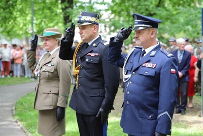 Przedstawiciele służb mundurowych oddają honor przy składaniu kwiatów pod pomnikiem stanisława staszica w parku miejskim w kielcach