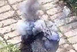 samochód osobowy, który wybucha podczas ćwiczeń.