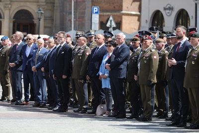 uczestnicy obchodów 80 rocznicy bitwy o monte cassino stoją w zwartym szyku