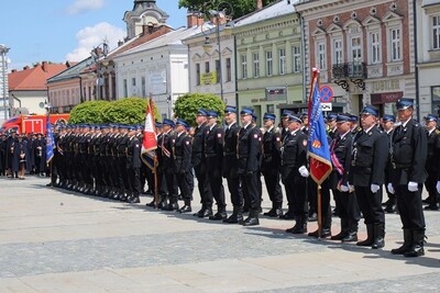 pododdziały straży pożarnej prezentujące się podczas uroczystości.