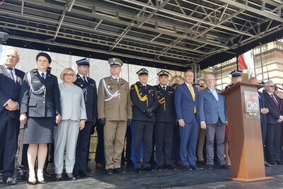 komendant karpackiego oddziału straży granicznej stojący pośród zaproszonych gości na uroczystość. wszyscy stoją na trybunie honorowej.