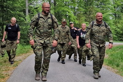 funkcjonariusze idący droga na szczyt zwany Przehyba. Są uśmiechnięci w umundurowaniu moro.