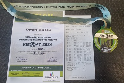 dyplom i medal otrzymany przez funkcjonariusza po ukończeniu biegu