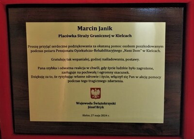 Pamiątkowy grawerton z tekstem podziękowań.