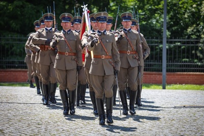 Funkcjonariusze kompanii reprezentacyjnej sg idą w szyku