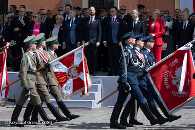 poczty sztandarowe w tym sg defilują przed uczestnikami uroczystości rocznicowych uchwalenia konstytucji 3 maja wśród których jest prezydent rp andrzej duda