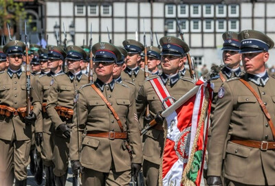 kompania reprezentacyjna sg defiluje na placu w gdańsku podczas uroczystości 33 rocznicy powołania sg