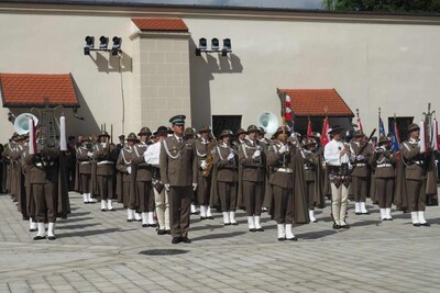 orkiestra reprezentacyjna straży granicznej podczas uroczystości. stoi w szyku. przed nią znajduje się naczelnik orkiestry oraz jej tamburmajor.