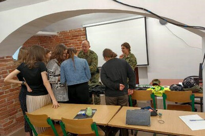 uczniowie słuchają z zainteresowaniem tego co przekazuje im podczas prelekcji dwójka funkcjonariuszy straży granicznej.
