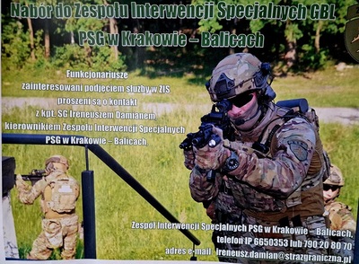 Na zdjęcie funkcjonariusz ZIS w pełnym umundurowaniu. Plakat zachęcający do wstąpienia do ZIS PSG Kraków -Balice