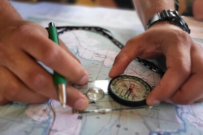 Na zdjęciu widoczna mapa i kompas