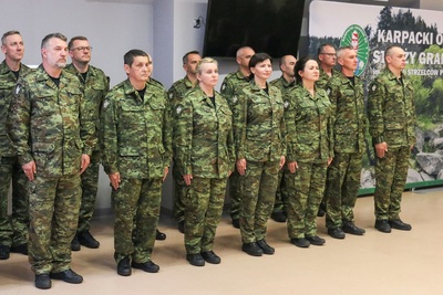 kadra kierownicza karpackiego oddziału straży granicznej stojąca w dwuszeregu podczas uroczystej zbiórki. funkcjonariusze są umundurowani w mundury typu polo czyli takzwane moro.