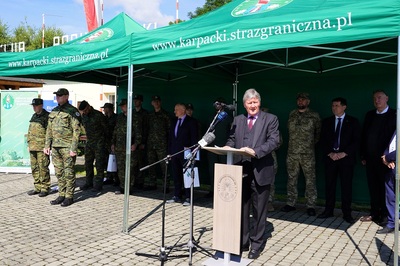 dyrektor komisji europejskiej przemawiający podczas uroczystości.