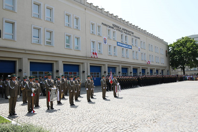 orkiestra reprezentacyjna straży granicznej stoi w szyku podczas uroczystości oficjalnej.
