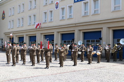 orkiestra reprezentacyjna straży granicznej stoi w szyku podczas uroczystości oficjalnej.