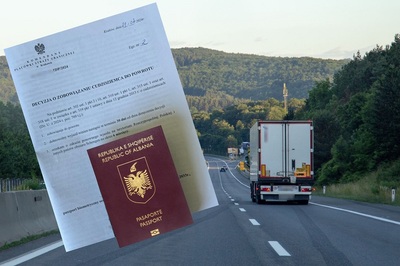 Kolaż zdjęć. tło stanowi zdjęcie tyłu tira zjeżdżającego z góry po autostradzie, widać samochody osobowe i znaki drogowe. po prawej stronie nałożono decyzję o zobowiązaniu cudzoziemca do powrotu oraz albański paszport.