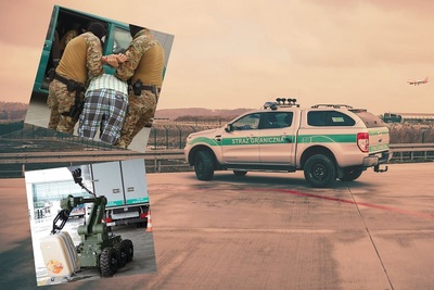 Kolaż zdjęć. W tle płyta lotniska, na której stoi radiowóz SG typu pickup na niebie widać lądujący samolot. Po lewej stronie nałożone są dwa zdjęcia, u góry dwóch funkcjonariuszy ZIS SG prowadzących zatrzymanego w kajdankach, a na dole robot pirotechniczny wiozący walizkę.